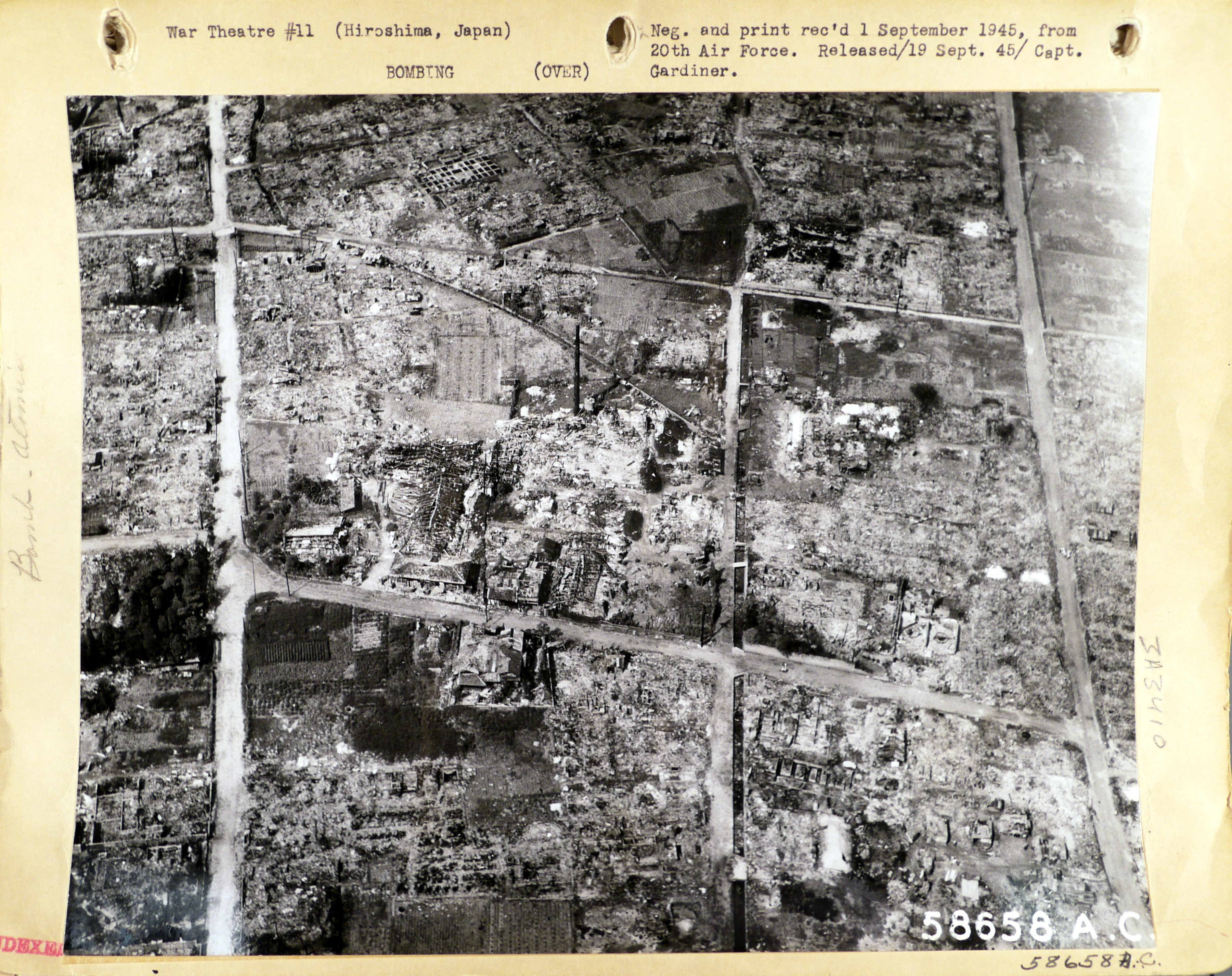 Нагасаки после ядерного взрыва. Тени Хиросимы Нагасаки 1945. Хиросима и Нагасаки после ядерных взрывов.